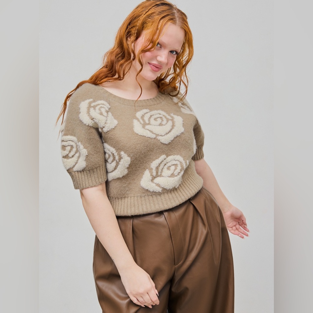 🌸 Khaki Floral Knit Short Sleeve Sweater – Size 1XL